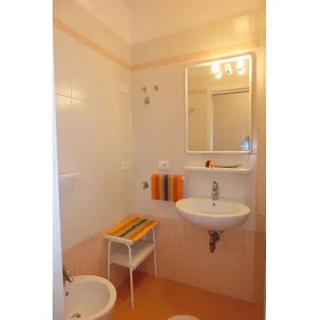 Apartment Lovely Flat 80 M From The - Beahost